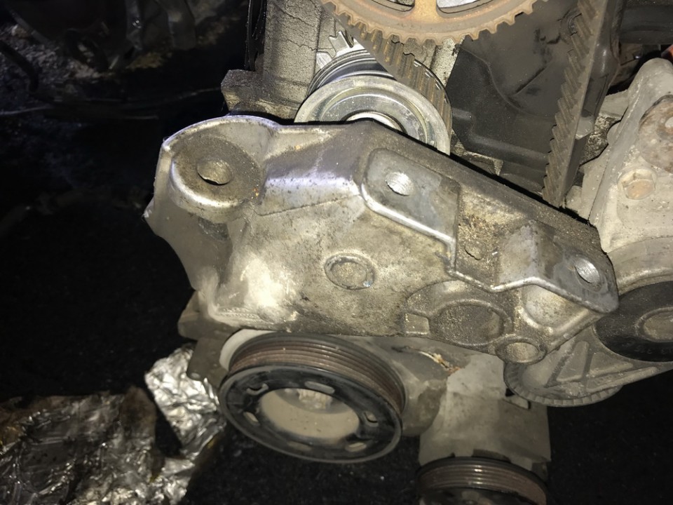 038199207J Volkswagen Golf 1998 Engine Mount Bracket and Gearbox Mount Bracket