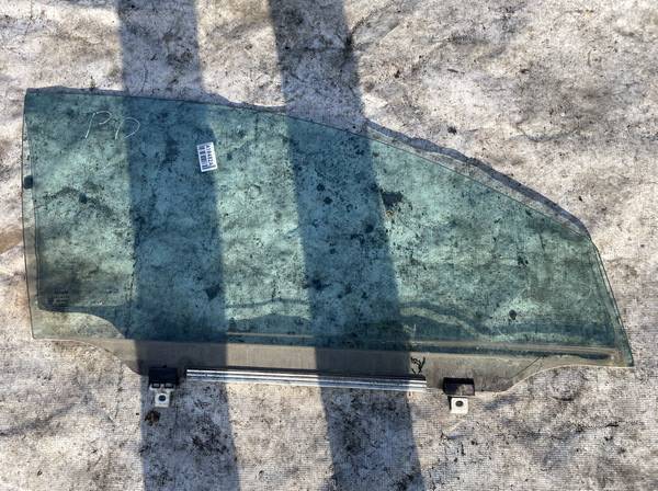 AS2M62 Toyota Avensis 2004 Oven lasi - EDESSÄ OIKEALLA