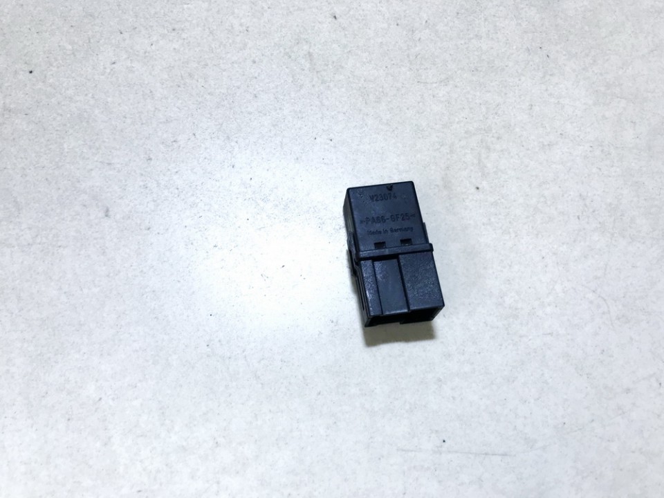 MB95338211 Volvo V40 1997 Przekaźnik