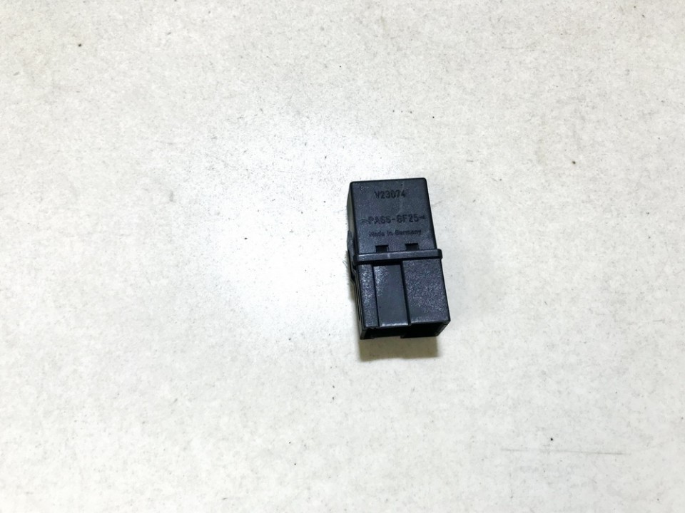 MB95338211 Volvo V40 1997 Przekaźnik