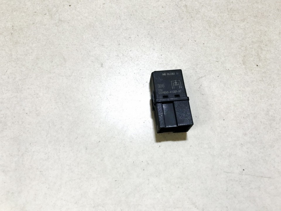 MB95338211 Volvo V40 1997 Przekaźnik