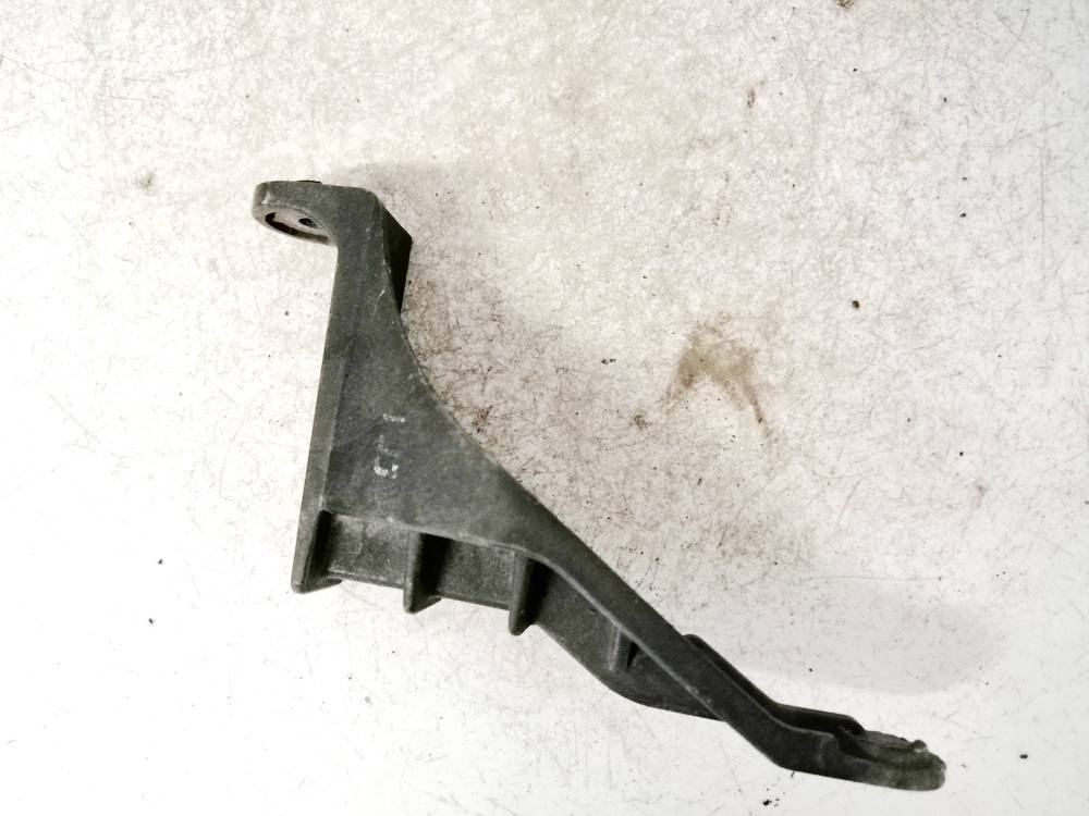 Kia Venga 2011 Puskurin kiinnike - EDESSÄ OIKEALLA