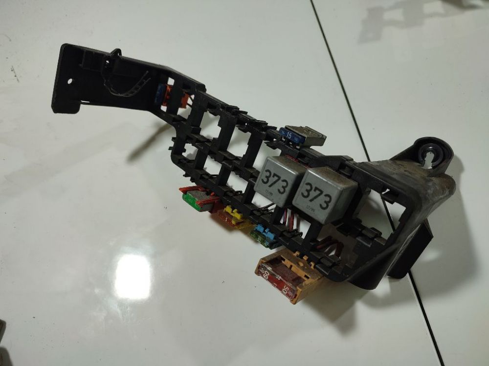 8A0937530 Volkswagen Passat 1999 Skrzynka bezpieczników