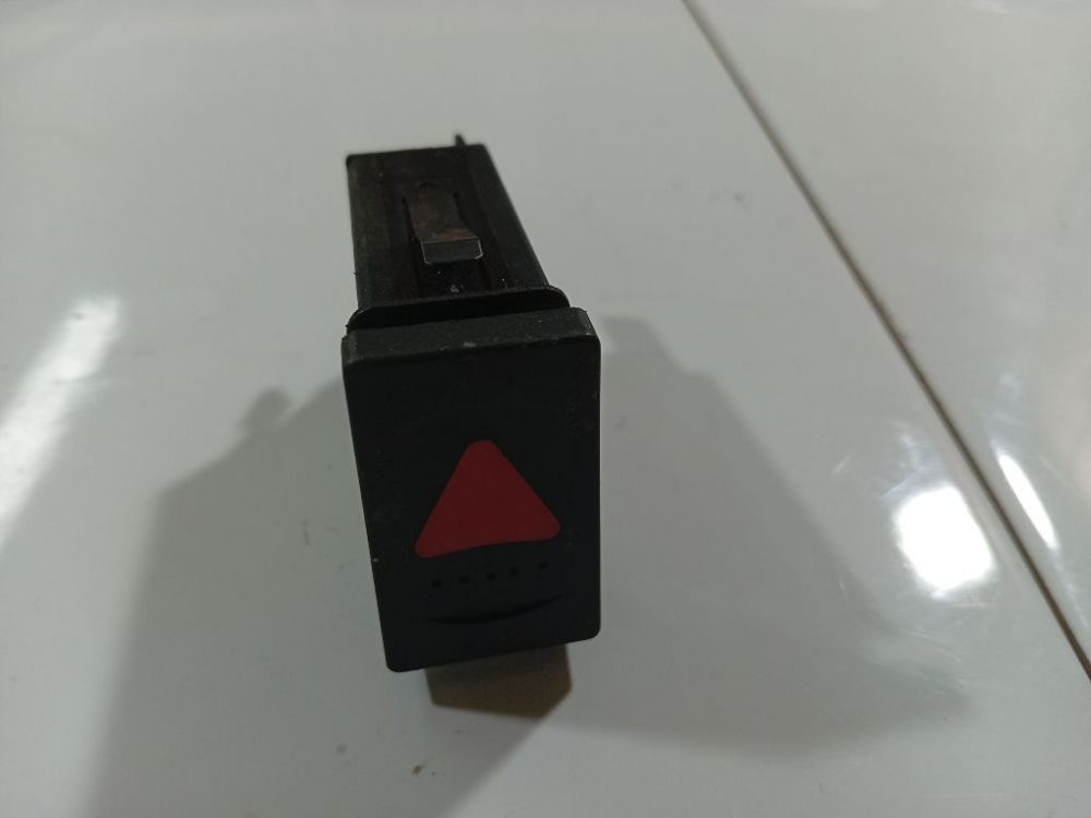 8D0941509C Volkswagen Passat 1999 Hazard switch