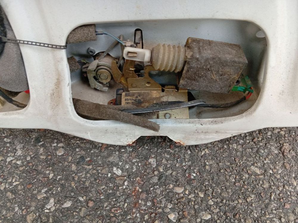 Ford Galaxy 1998 Aizmugurējā vāka slēdzene - AIZMUGURE