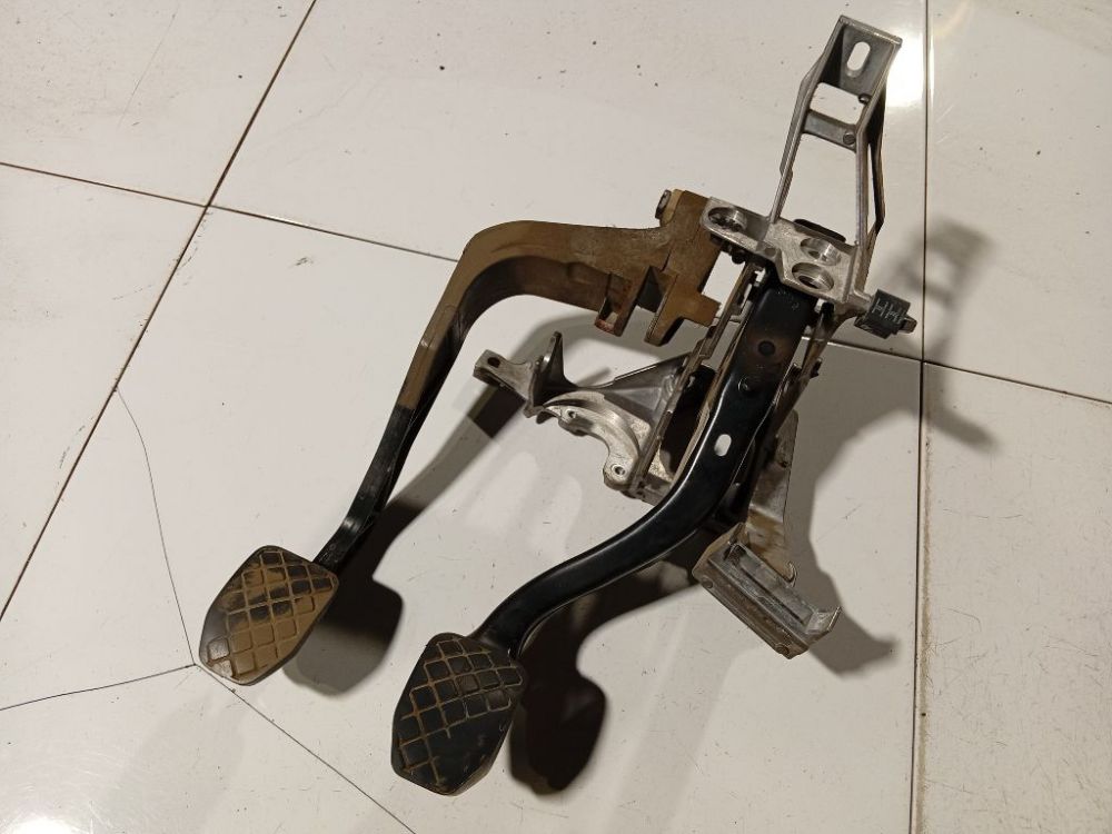 8D1721117E Audi A6 1997 Bremžu pedālis