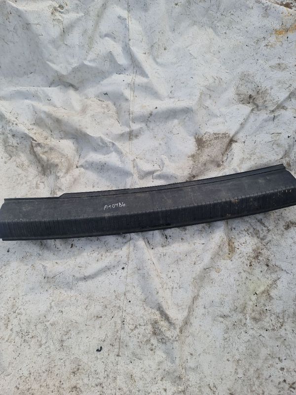 109863459C Volkswagen Golf 1999 Wykończenie wnętrza bagażnika w pobliżu zamka