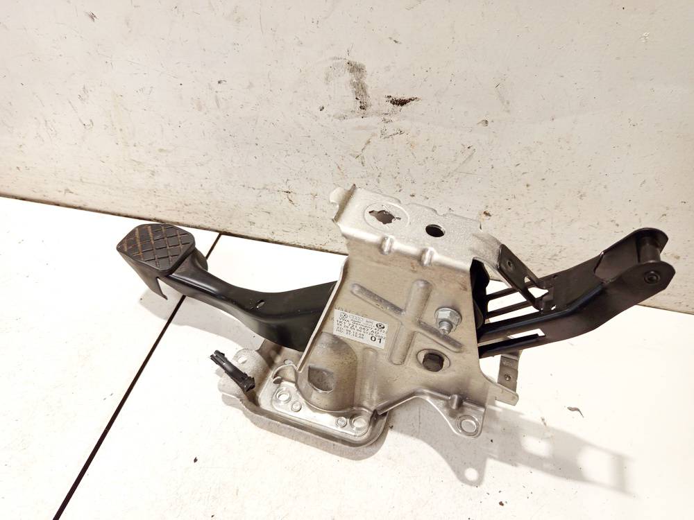 1K1721057AD Volkswagen Passat 2006 Clutch pedal