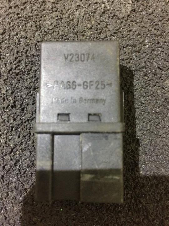 MB9533821L Mitsubishi Carisma 1998 Relay module