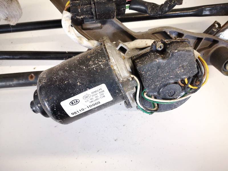 981101D000 Kia Carens 2007 Priekšējo logu slotiņu motors - PRIEKŠ