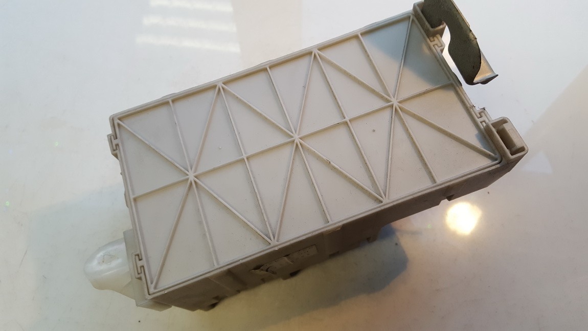 8273342061 Toyota RAV-4 2005 Fuse box - Thumbnail 2