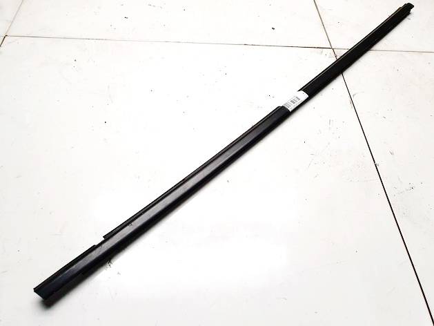 Mazda 3 2004 Listón embellecedor de la ventana de la puerta delantera - DELANTERO IZQUIERDO