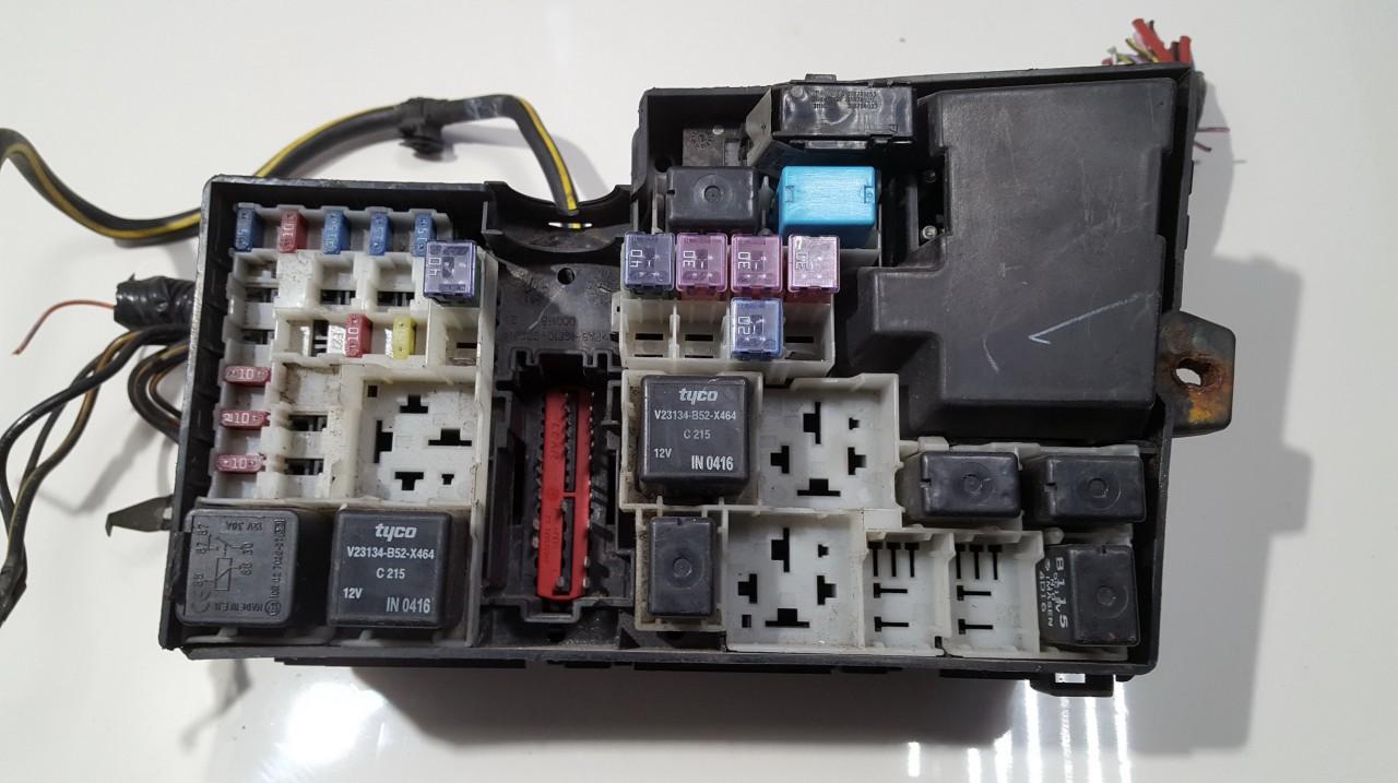 518818109 Mazda 3 2003 Fuse box