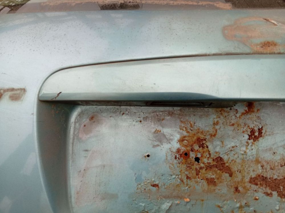 Nissan Almera 2000 Takaluukun ulkoinen viimeistely (rekisterikilven valaistus) - TAKANA - Thumbnail 2