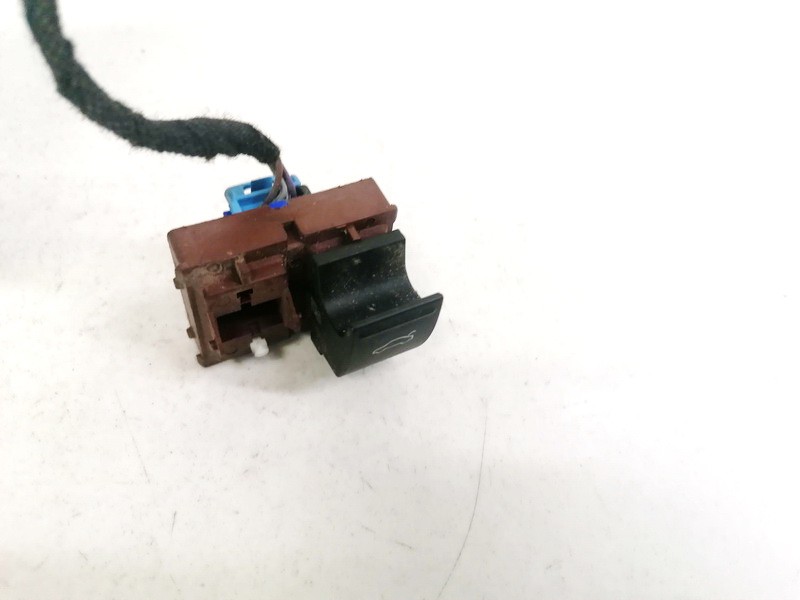 3C0959903B Volkswagen Passat 2006 Bouton commutation déverrouillage du hayon - Thumbnail 2