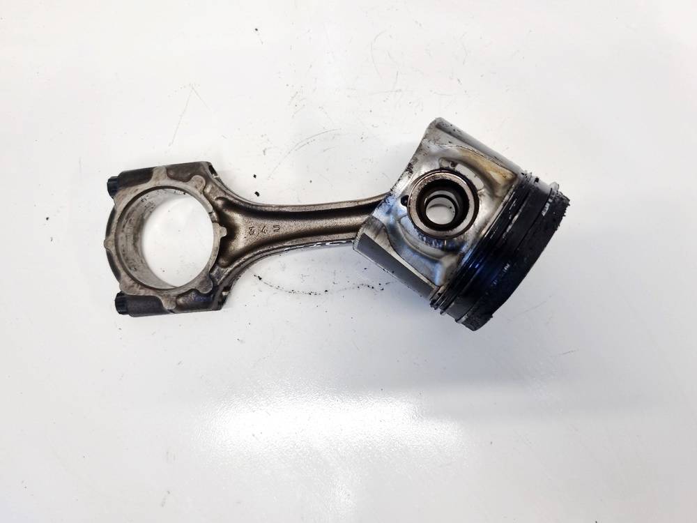 Toyota Avensis 2005 Tłok z korbowodem