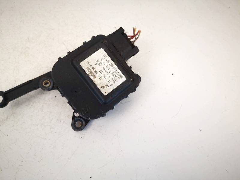 8D2820511C Volkswagen Bora 1999 Silnik klapki nagrzewnicy