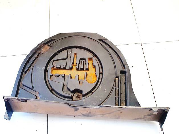 6477152010 Toyota Yaris 2003 Tool kit