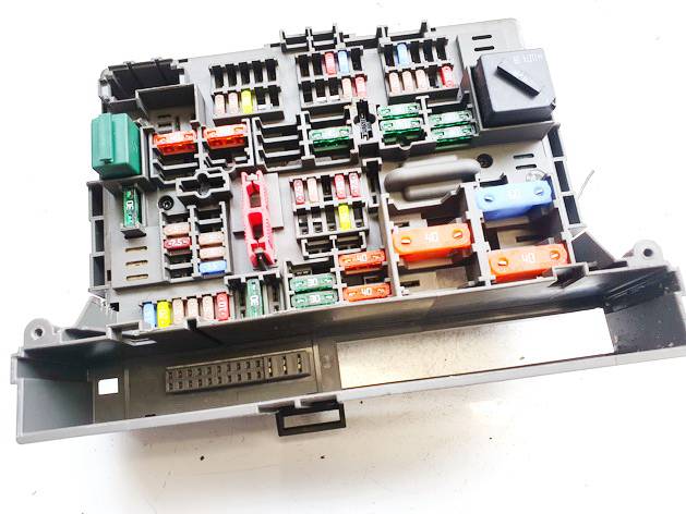 911944605 BMW 3-Series 2007 Fuse box