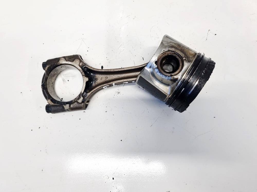 Toyota Avensis 2005 Tłok z korbowodem