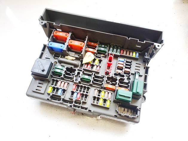 911944605 BMW 3-Series 2007 Fuse box