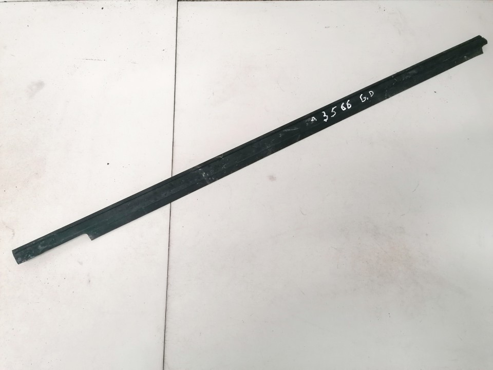 Ford Focus 2003 Listwa szyby drzwi - TYLNE PRAWE