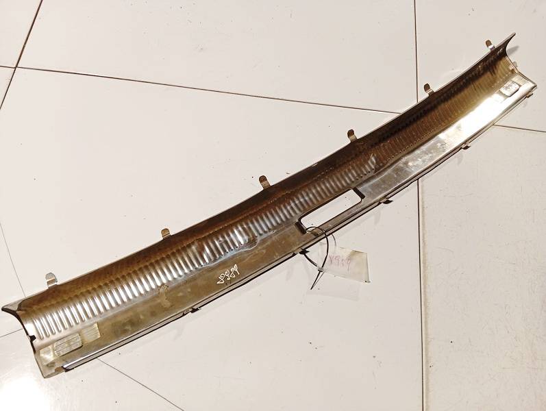 Skoda Superb 2003 Wykończenie wnętrza bagażnika w pobliżu zamka