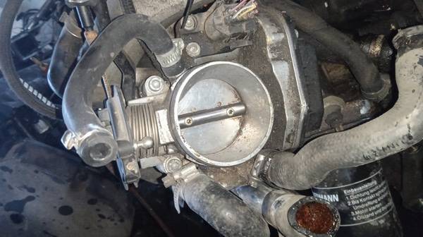 058133063 Audi A4 1995 Suurella Virtaamalla Varustettu Kaasuläpän