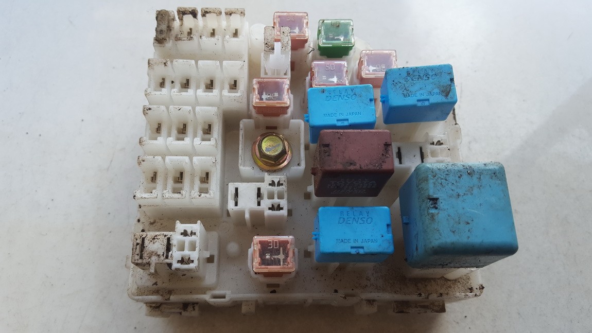 Toyota RAV-4 2004 Блок предохранителей