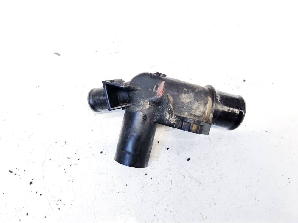 9671124980 Ford Focus 2011 Kołnierz układu chłodzenia (pokrywa obudowy termostatu układu chłodzenia silnika)