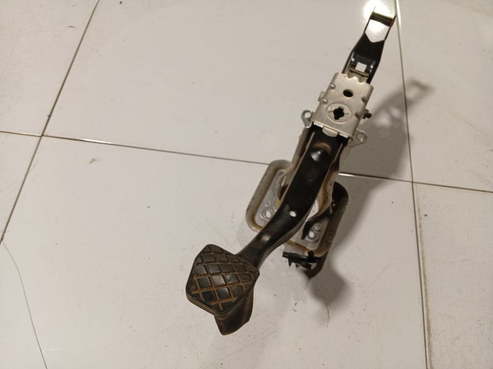 1K1721057AD Volkswagen Passat 2006 Clutch pedal