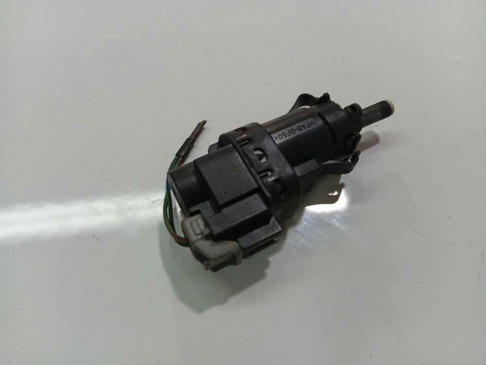 3M5T13480AC Ford S-Max 2007 Czujnik świateł hamulca (przekaźnik-klakson)