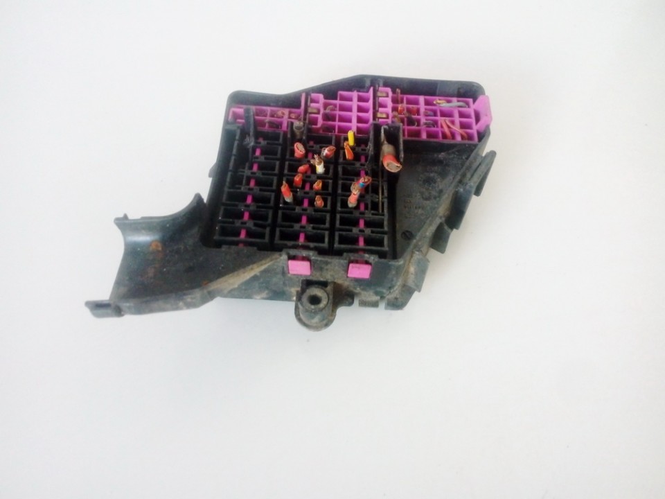 8D2941824 Volkswagen Passat 2003 Fuse box