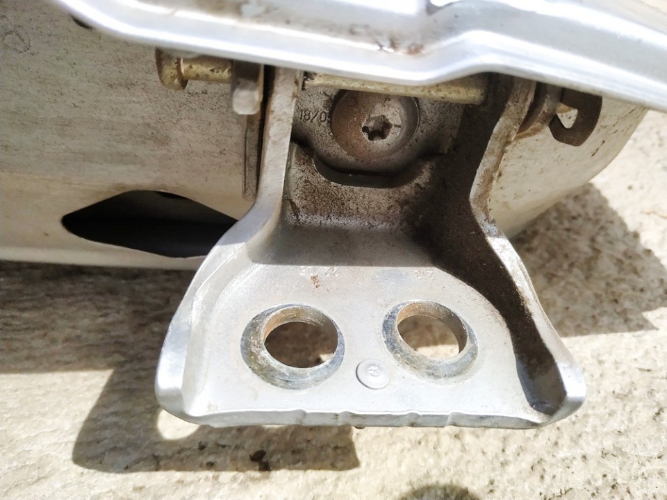 Peugeot 307 2005 Aizmugurējo durvju eņģe - AIZMUGURE