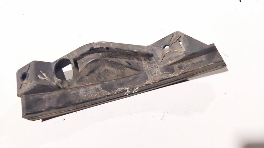 1T0807890A Volkswagen Touran 2004 Puskurin kiinnike - EDESSÄ OIKEALLA