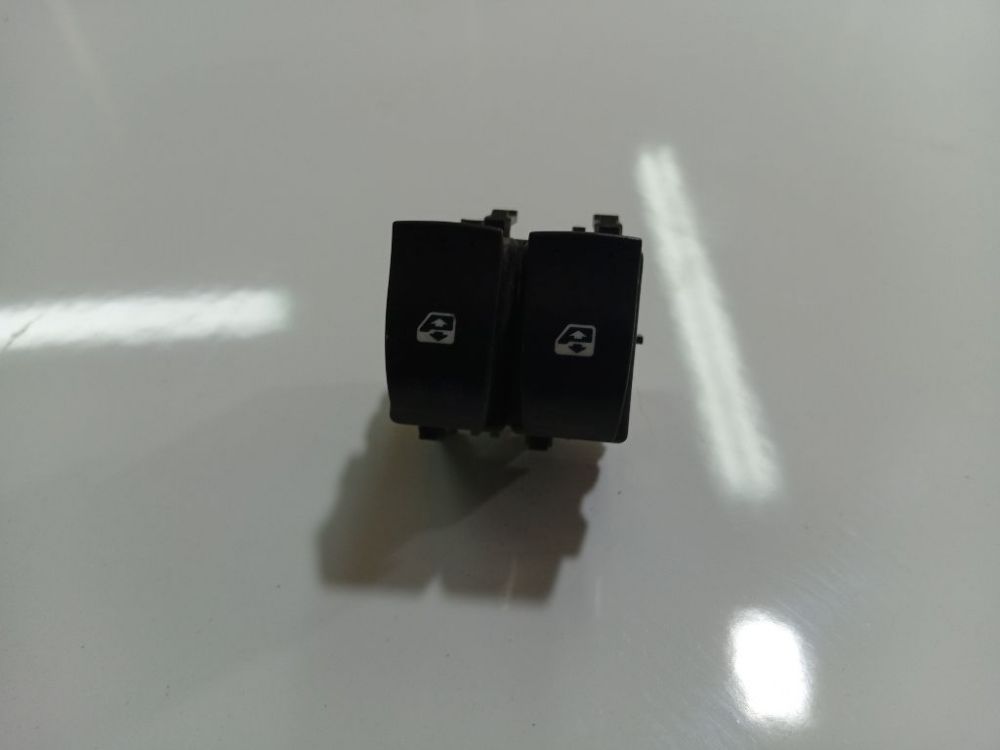 Renault Megane 2004 Przycisk sterowania szybą (przyciski podnoszenia szyby)