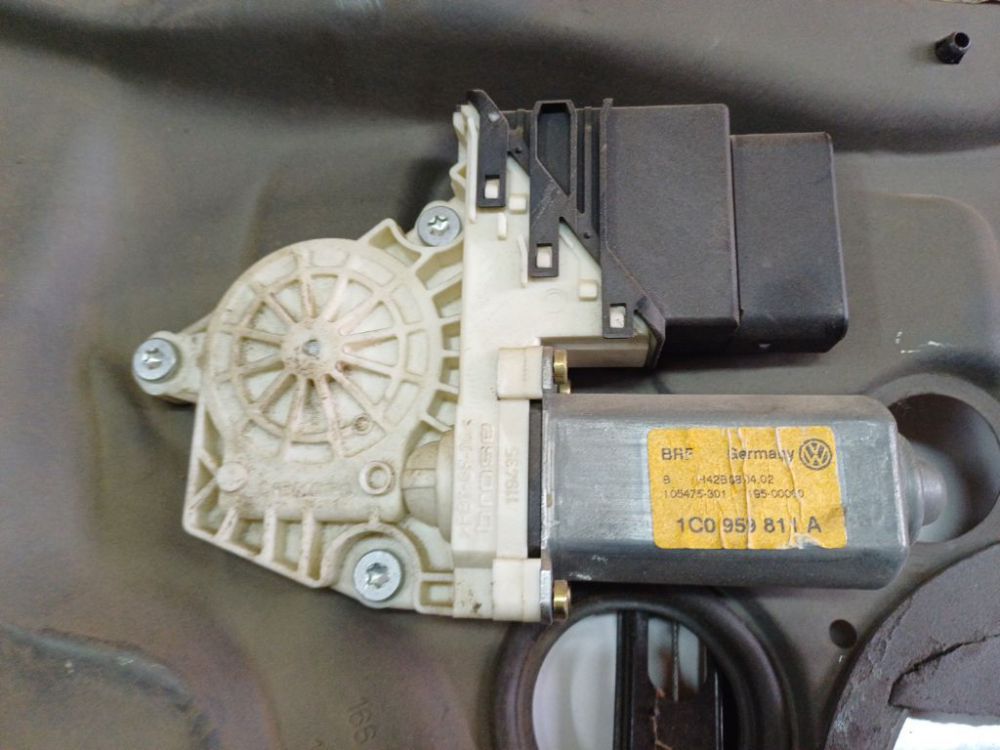 105475301 Volkswagen Bora 2003 Window Motor - REAR LEFT