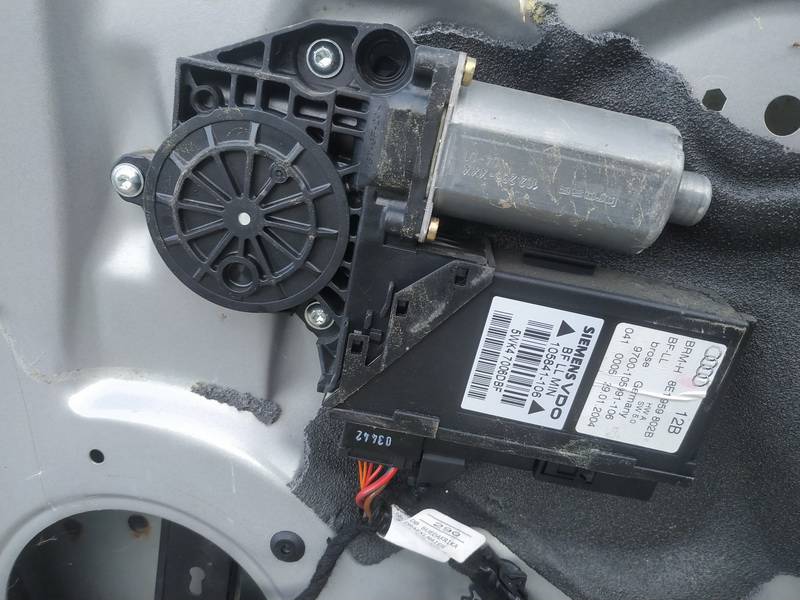 8E1959802B Audi A4 2004 Duru lango pakelejo varikliukas P.D.