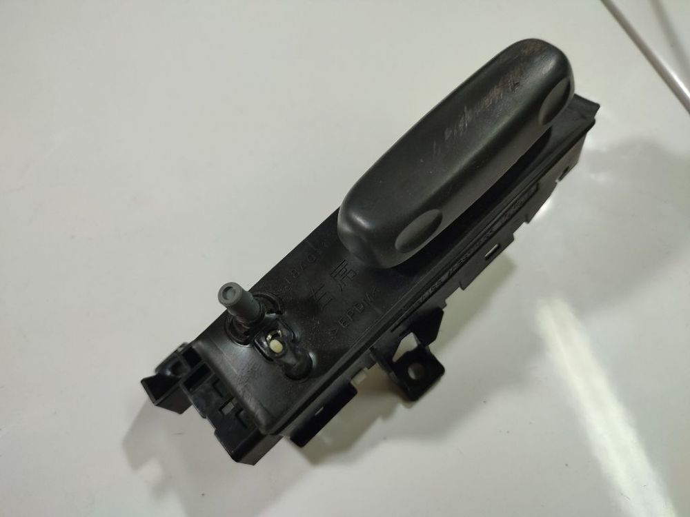 1IR18A188 Toyota Avensis 2005 Istuimen säätöpainike