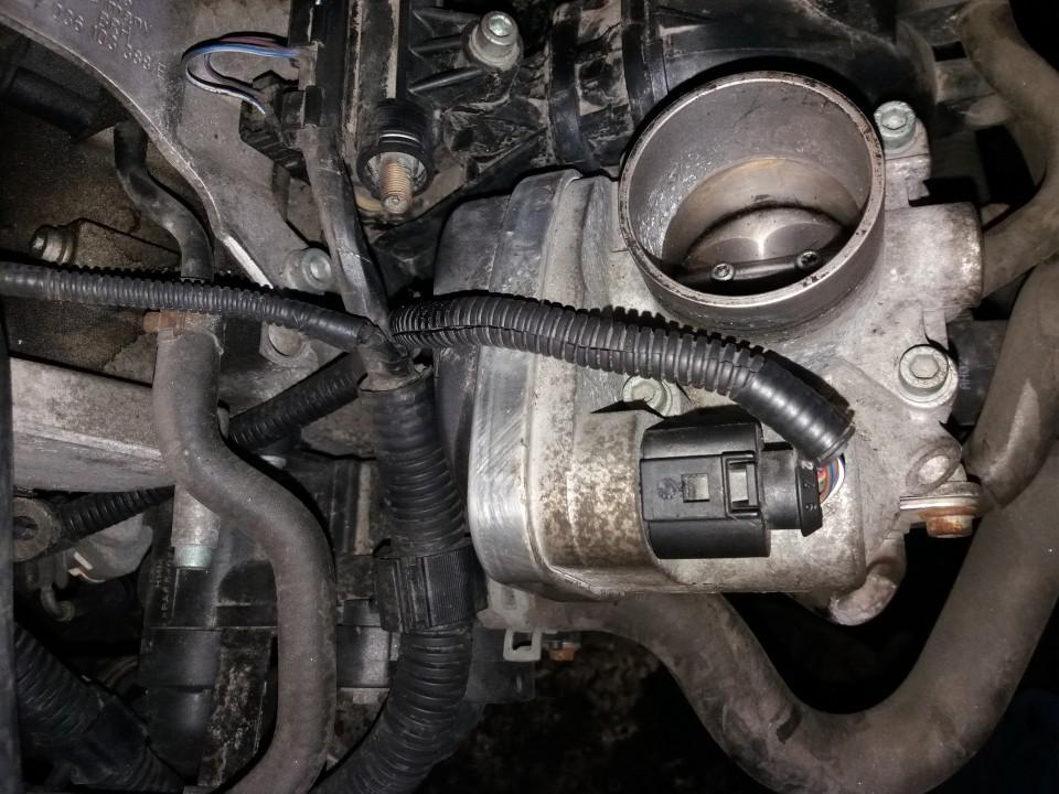 036133062N Volkswagen Polo 2004 Suurella Virtaamalla Varustettu Kaasuläpän