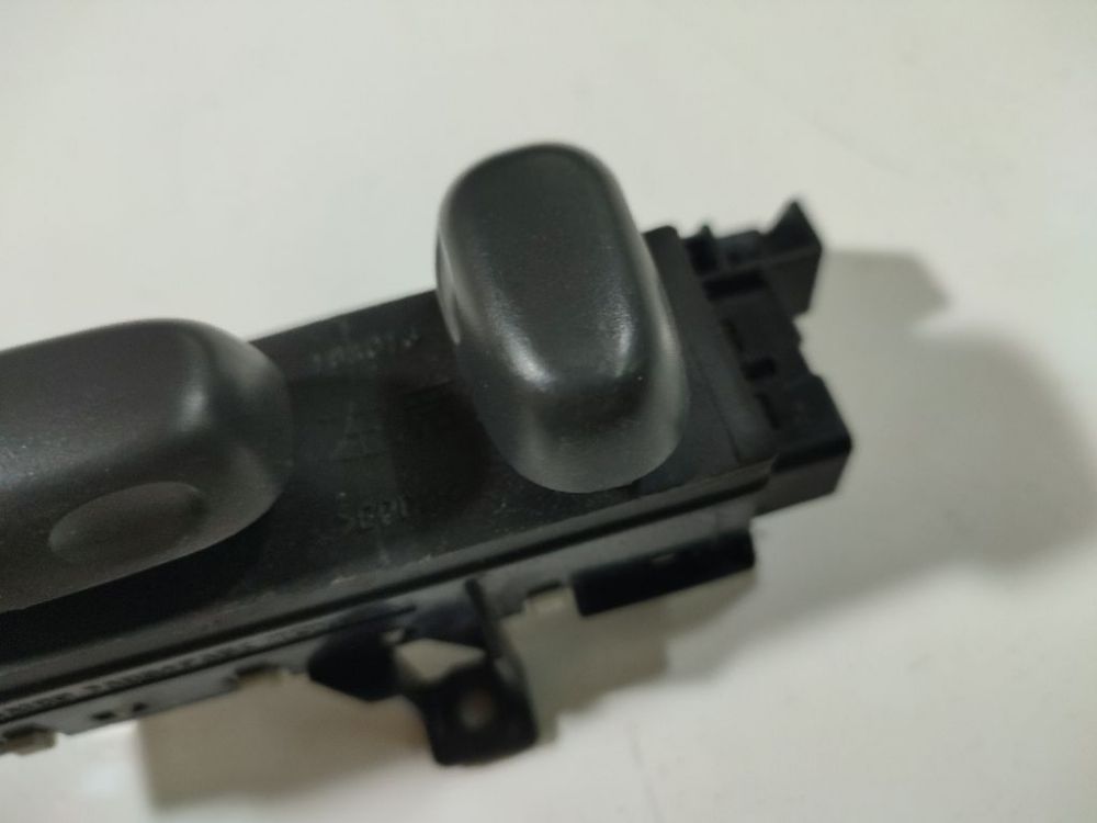 Toyota Avensis 2005 Seat Control Button (seat control switch) - Thumbnail 2