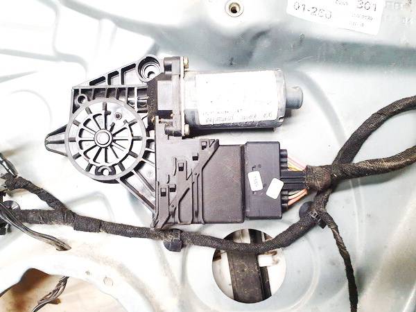Volkswagen Passat 2004 Silnik podnośnika szyby drzwi - TYLNE PRAWE