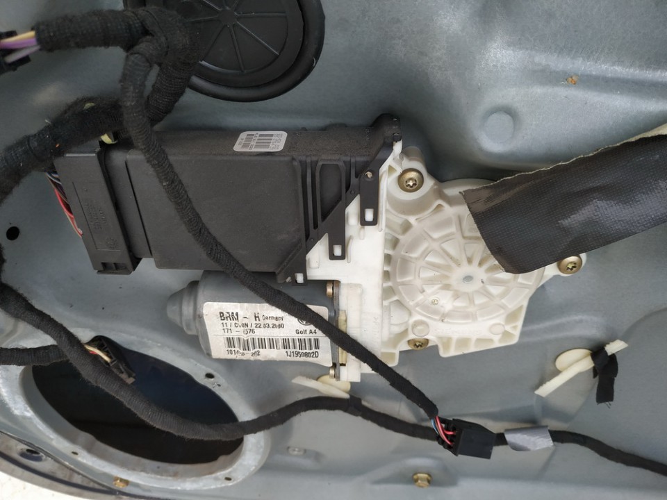 1J1959802D Volkswagen Golf 2000 Window Motor - FRONT RIGHT - Thumbnail 2