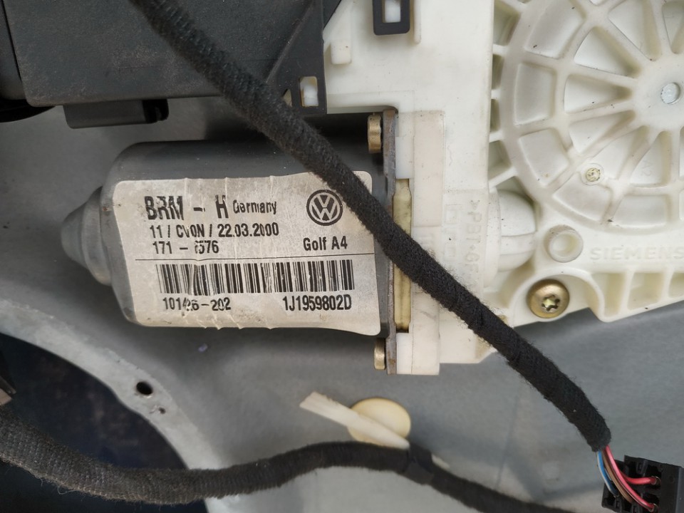 1J1959802D Volkswagen Golf 2000 Window Motor - FRONT RIGHT - Thumbnail 3