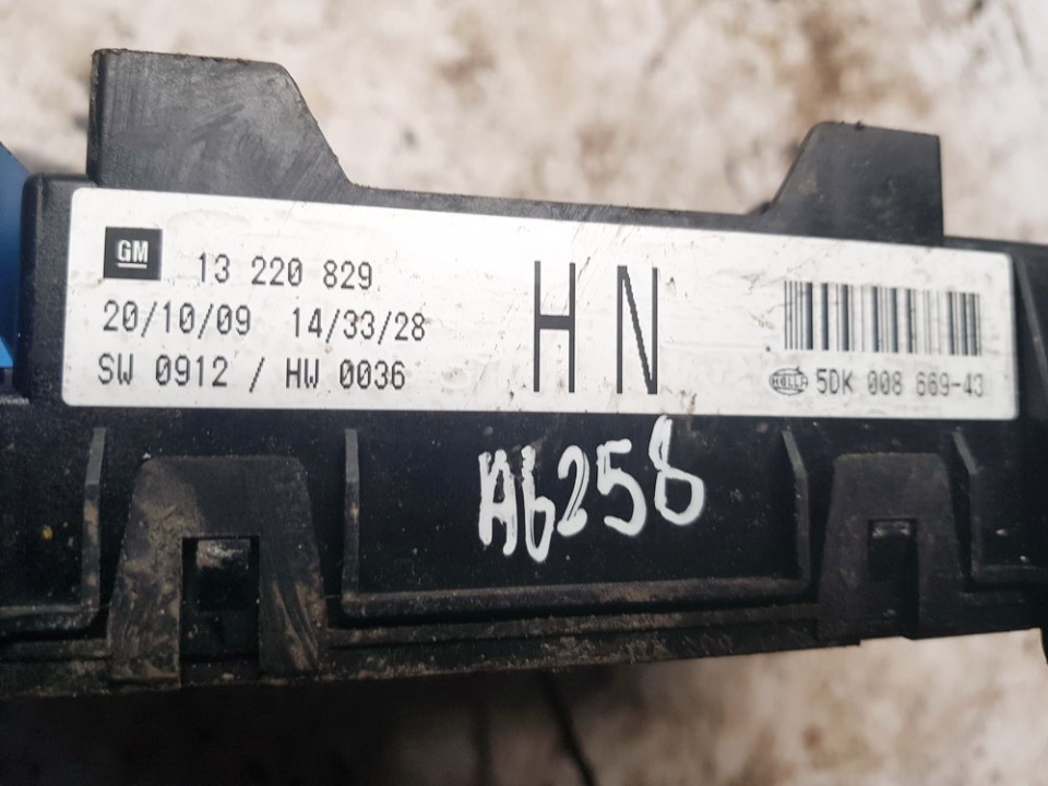 13220829 Opel Zafira 2009 Fuse box - Thumbnail 3