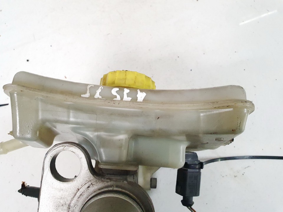 8e0611301e used Brake Master Cylinder Reservoir Volkswagen Passat 2002