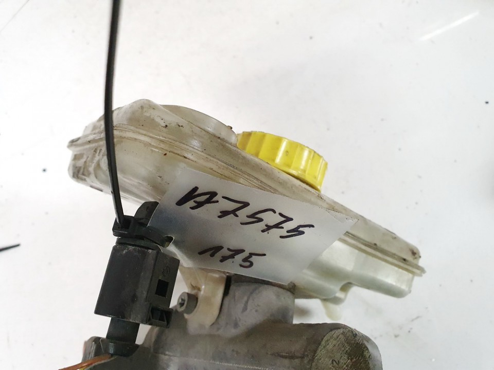 8e0611301e used Brake Master Cylinder Reservoir Volkswagen Passat 2002