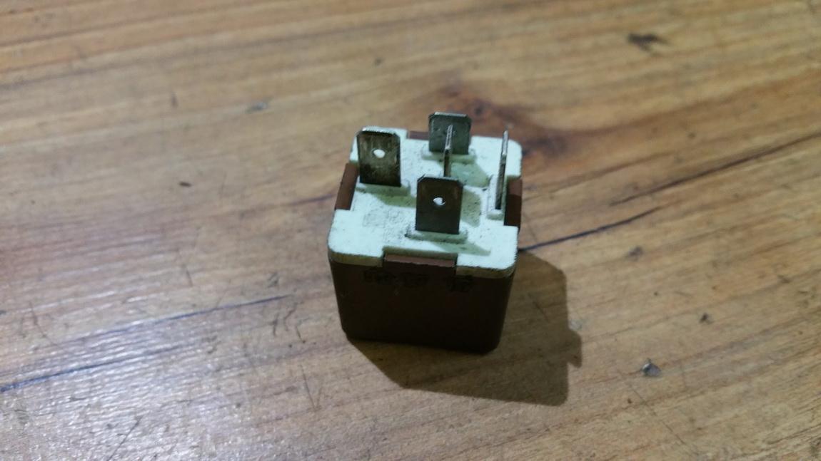 7700810929 n/a Relay module Renault Clio 2000 1.4L EIS00095339 Used