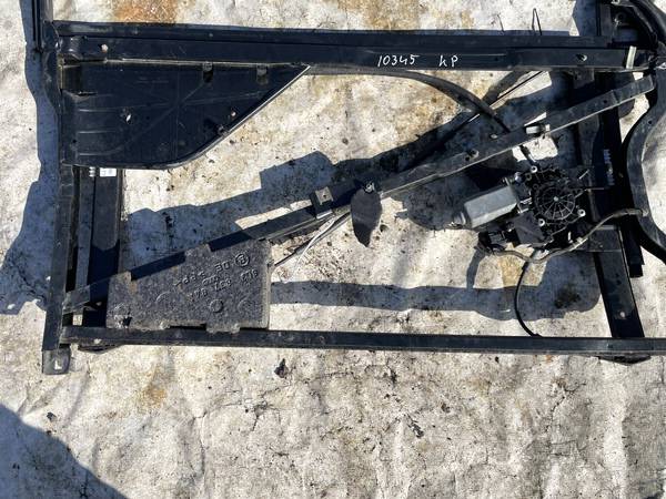 Audi A3 1996 Durvju loga pacēlājs - PRIEKŠA PA KREISI