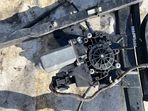 0536001402 Audi A3 1996 Durvju loga pacēlāja motors - PRIEKŠA PA KREISI